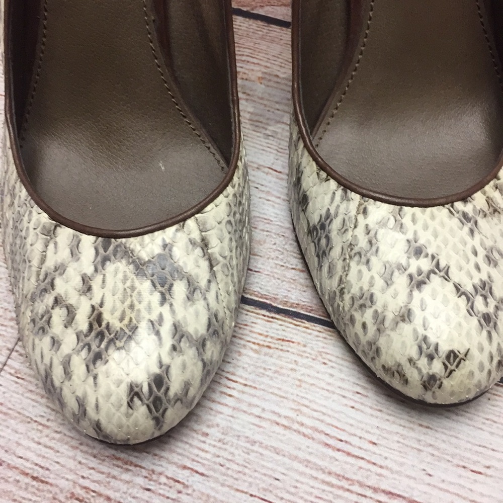 B Makowsky snakeskin leather pumps. 7 1/2 - Picture 3 of 6